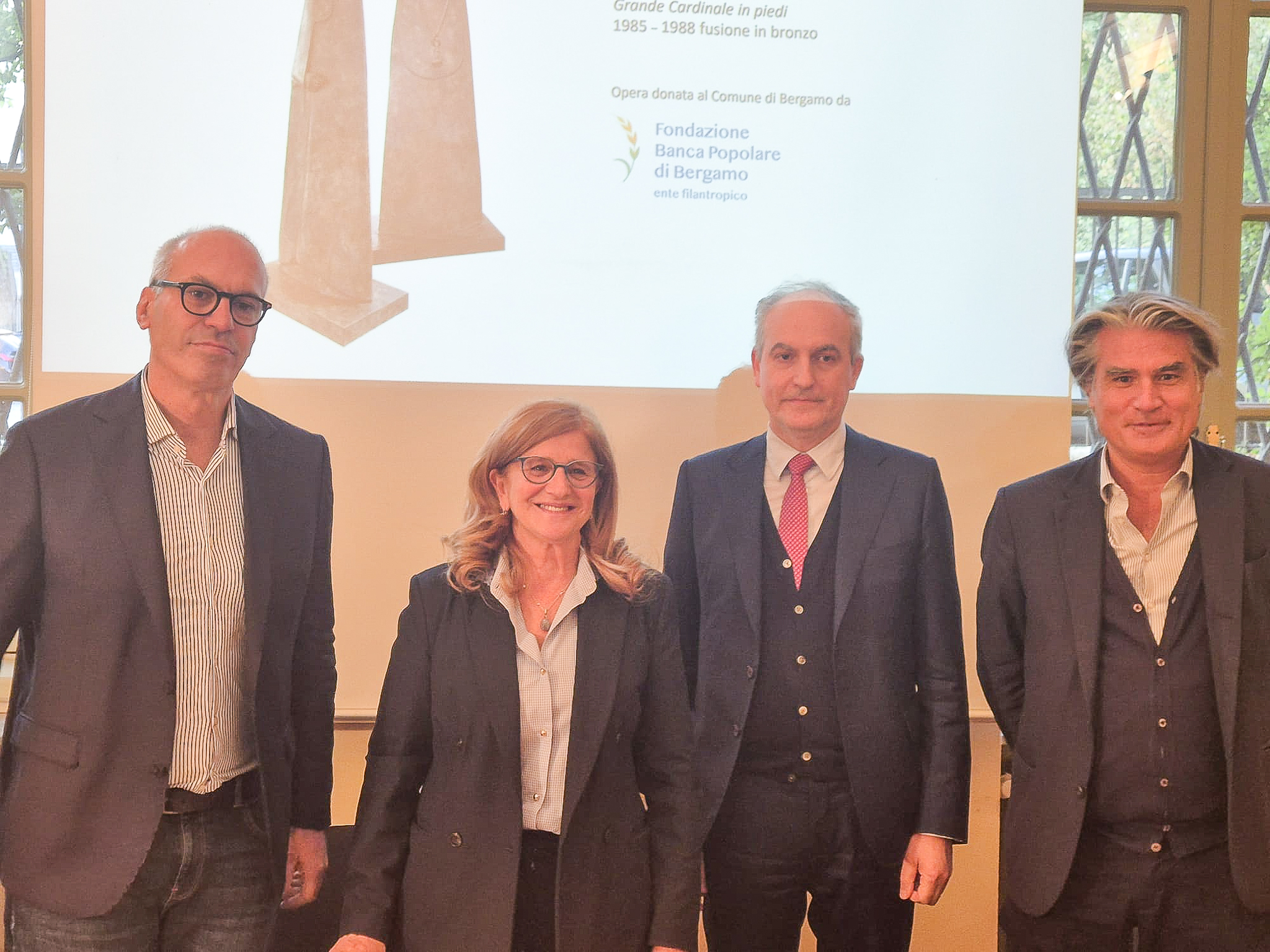 Fondazione Banca Popolare di Bergamo dona alla città di Bergamo il “Grande Cardinale in piedi” di Giacomo Manzù. Sarà collocata in piazza Giacomo Carrara. Inaugurazione dell’opera, sabato 8 novembre ore 10,30 alla presenza di Giulia Manzù, figlia dell’artista.