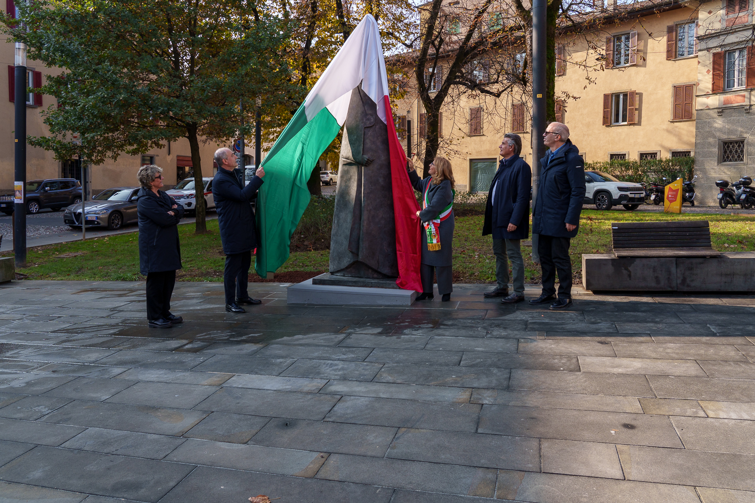 Svelato in piazza Giacomo Carrara il “Grande Cardinale in piedi” di Giacomo Manzù, opera donata da Fondazione Banca Popolare di Bergamo alla città di Bergamo
